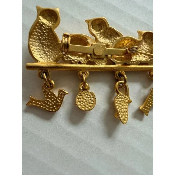 Vintage Style Gold Tone Cat Brooch w Dangle Fish & Bird Charms - Picture 3 of 5